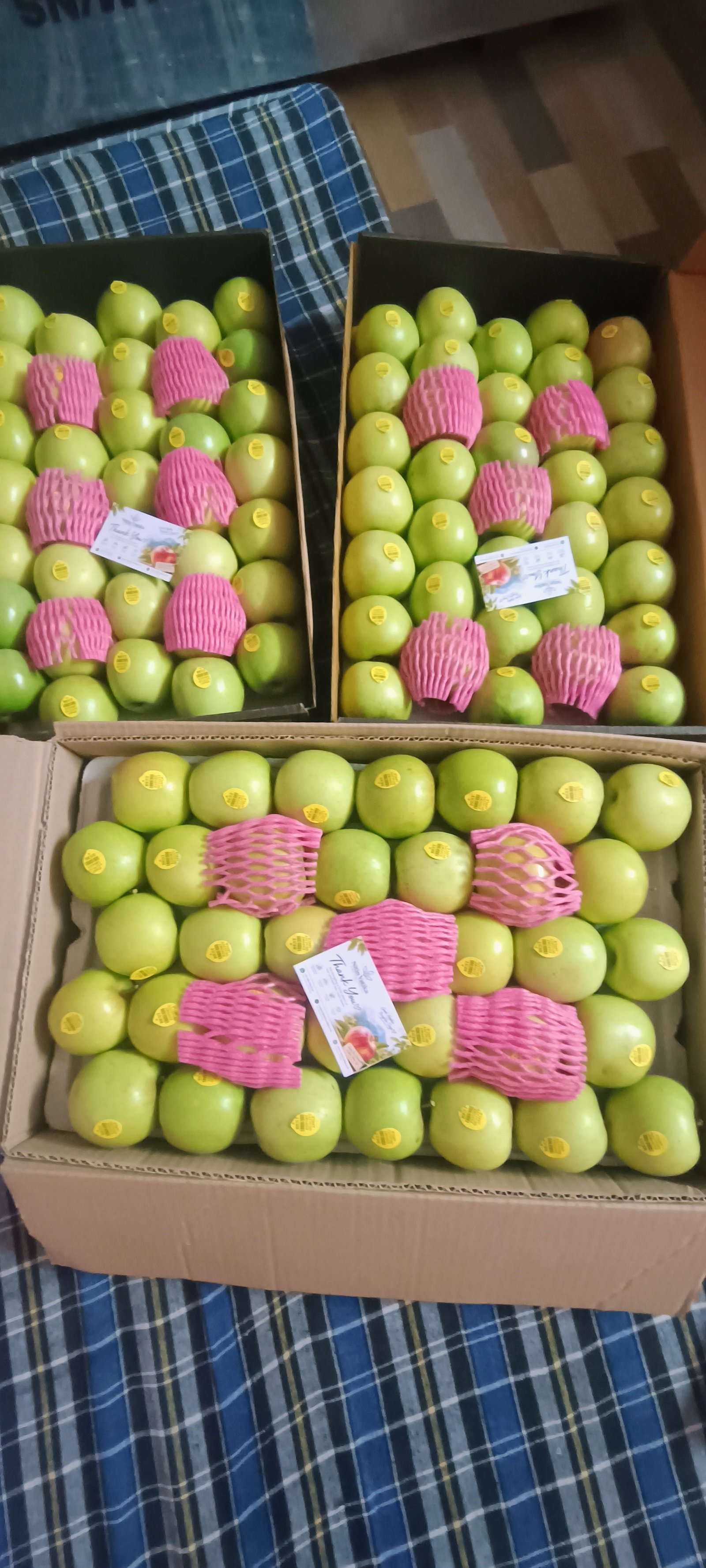 Packed Golden apple